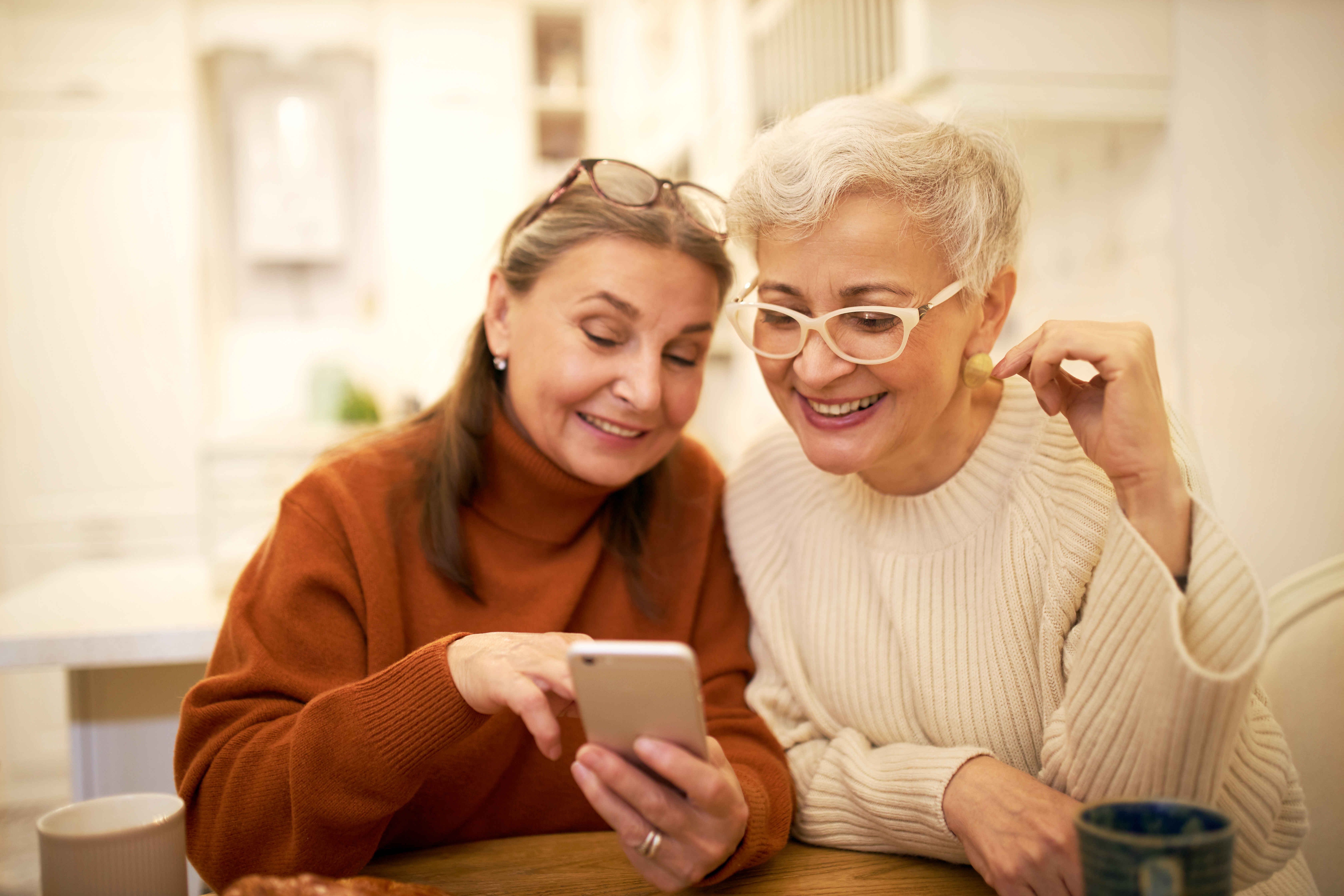 Poradnik Dla Seniorów: Jak Wybrać Odpowiedni Smartfon lub telefon klawiszowy dla osób starszych